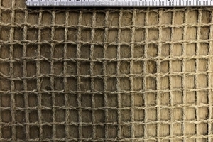  <div class="bildtext_en">Fig. 2: Non-impregnated flax fiber textile (opening width in weft/warp direction: 10 mm/10 mm, weft fineness 1500 tex, warp fineness 500 tex each; wefts run horizontically)</div> 