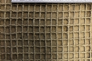  Abb. 2: Exemplarisches ungetränktes Flachsfasertextil (Öffnungsweite Schuss-/Kettrichtung: 10 mm/10 mm, Feinheit Schussfaden 1500 tex, Feinheit Kettfäden je 500 tex; Schussfäden verlaufen waagrecht) 