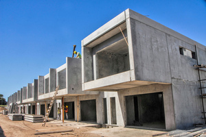  <div class="bildtext">Seit Beginn der Produktion für die Betonplatten im Sommer 2021 wurden <br />bereits 10 Gebäude errichtet </div> 