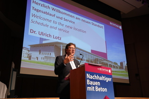  <div class="bildtext_en">Dr. Ulrich Lotz, Ulrich Lotz, CEO of FBF Betondienst GmbH, welcomed the approx. 1,800 participants</div> 