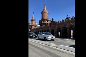  Die Flachbordsteine wurden mit 2-Komponenten Methacrylatmörtel von Typ Silikal R17 Rücken an Rücken auf der Asphaltfahrbahn aufgeklebt 