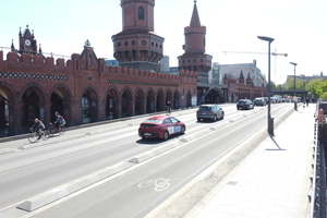  On the Oberbaum Bridge in Berlin, glued-on flat curbstones separate the lanes between automobiles and bicycles 