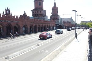  Auf der Berliner Oberbaumbrücke trennen aufgeklebte Flachbordsteine die Fahrspuren für KFZ und Fahrräder 