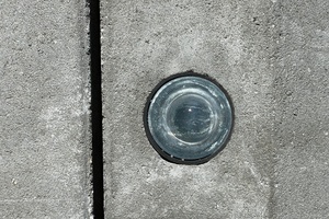  Um die Nachtsichtbarkeit der Anlage zu verbessern, wurden in regelmäßigen Abständen auf der dem Kfz-Verkehr zugewandten Seite 360° Glasmarker mittels Kernbohrung in den Bordstein eingebracht 