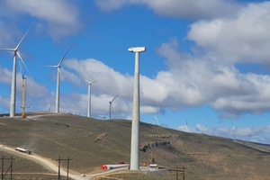  Ein Windturm (im Vordergrund) vor dem Einbau der Windräder, die unten am Turm liegen  