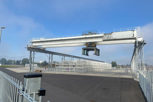  The automatic crane conveys the appropriate rack to the loading zone  