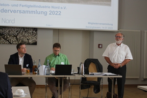  Präsident Dr. Eike Bielak sowie die Geschäftsführer Dr. Jens Uwe Pott und RA Stephan von Friedrichs (v.r.n.l.) begrüßten die Teilnehmer der diesjährigen VBF-Mitgliederversammlung in Barsinghausen 