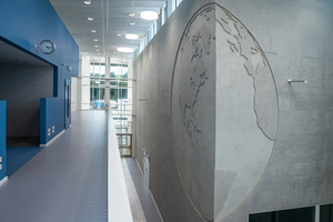  Weltoffene Elementary School Vogelweh dank einer strukturierten Sichtbetonwand im Foyer 