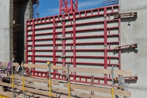  Use on the construction site: the Alkus solid-plastic panel in the Peri frame  