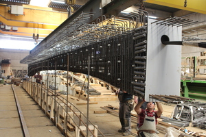  OSW stellt Spannbetonbinder von bis zu 45 m Länge her – dieser ist fertig bewehrt und wird für die eigentliche Betonage vorbereitet 