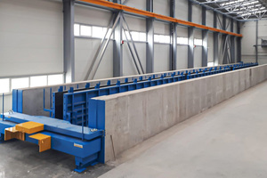  Die Werkshalle der Viastein Kft. mit den Formen für die Herstellung von Stützen, Trägern und Treppen  