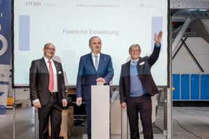  Prof. Mark Mietzner, Rektor der HTWK Leipzig, Thomas Schmidt, Sächsischer Staatsminister für Regionalentwicklung, und Prof. Klaus Holschemacher, Direktor des Instituts für Betonbau an der HTWK Leipzig (v.l.), eröffnen das Carbon-betontechnikum 