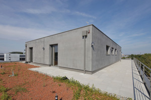  Für die Architekturbetonfassade des Staffelgeschosses wurde eine dunkel gefärbte, strenge horizontale Rippe gewählt 