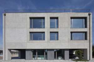  The concrete surfaces of the main façade feature a rock-like texture created with textured formliners 