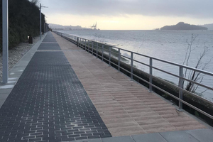  Abb. 11: Pflastersteine, Bodenplatten (teils in Holzoptik) und Bordsteine aus Beton für eine Fußgängerpromenade in Marín und Pontevedra (Galizien) – Pretensados Campo  