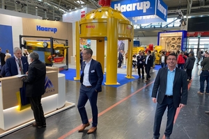  The team of BFT International (here Editor-in-Chief Silvio Schade, right) visited many exhibitors in the indoor area – as here, for example, Haarup (Denmark) and Schlüsselbauer (Austria/picture left); Hebau, Inter-Minerals and Ratec/Reymann Technik from Germany (picture right) …  