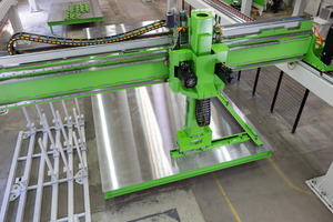  The new shuttering and deshuttering robot demonstrates the ease and accuracy with which shuttering can be placed on the table  