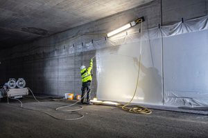  Das Oberflächenschutzsystem Sikagard-340 WCT wurde mittels zwei Airless-Geräten auf einem Anhänger parallel auf der rechten und linken Tunnelwand aufgebracht  