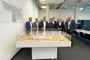  All participants are highly pleased with their continued cooperation. From left to right: Andreas Komma (Siemens), Rolf Klotzsche (Siemens), Daniel Bechmann (Siemens), Mario Grossmann (Siemens), Claus Albrecht (Goldbeck), Andreas Urban (Goldbeck), Thomas Braun (Siemens), Sven Umsonst (Goldbeck), Dr. Andreas Hubauer (Goldbeck), Dr. Michael Six (Goldbeck) 