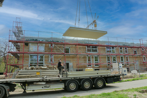  Mit speziellen Betonfertigteildecken geht das Aufstocken schnell und einfach – die  vorgefertigten Deckenplatten werden trocken verbaut und sind sofort begehbar 