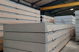  Produktion von Deckenelementen: Durch die Kombination von Holz und Beton werden Synergieeffekte der Stärken beider Materialien genutzt 
