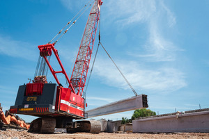  Assembly of the beams by means of a Liebherr HS 872 crane on tracks with a capacity of 90 tons 