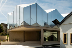  The crown-like and metallic shining roof construction is more reminiscent of Hamburg‘s Elbphilharmonie than of a Luxembourgian winery 