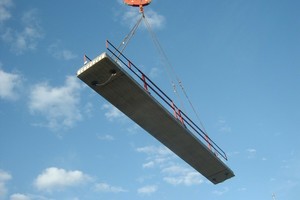  Die in der Halle produzierten Hohlkörperdecken werden zu den einzelnen Baustellen transportiert und dort innerhalb kurzer Zeit eingebaut 