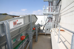  The red vibrators directly act on the slatted grids so that material residues are removed. The bunker sheets require no vibrators, which has a noise-reducing effect  