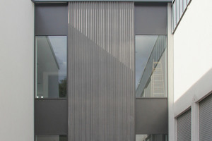  The dark, vertically running „Hawaii“ wave profile provides the façade with a shallow deep structure similar to a curtain  