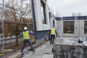  Bei der Montage der Betonfertigteile wurde jedes Element von einem speziellen Kran mit zwei Winden angehoben, in der Luft gedreht und in die korrekte Einbaulage gebracht  