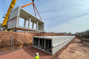  On the site of John Deere‘s new logistics center in Zweibrücken, 33 precast frame elements store 1,750 m³ of rainwater 