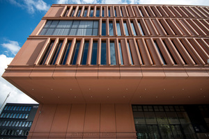  Für die Einfärbung der Betonfassadenelemente des Justizzentrums Bochum kamen Eisenoxidpigmente von Lanxess zum Einsatz  