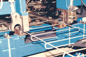  In line cross wire bending unit 