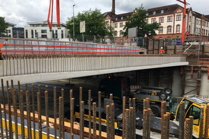  The prestressed concrete beams were deposited on the existing lateral and middle walls 