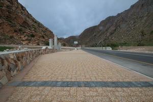  Ein Gehweg an der Zufahrt zur Trunk Road 31 in Montagu mit den Pflastersteinen aus grobem Waschbeton 