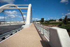  A sidewalk paved with C.E.L.’s coarse-exposed aggregate pavers on Ashton’s (Western Cape) recently completed cable-tied-arch bridge 