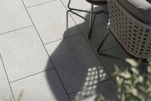  Puristic and elegant: The Silence patio slabs from FCN impress with their diamond-cut and finely blasted surface with a silky-matt finish 