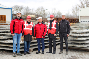  MABA-Standortleiter Jürgen Strohschneider, BFT-Chefredakteur Silvio Schade, MABA-Geschäftsführer Franz Buschmüller, Syspro-Geschäftsführer Dr. Thomas Kranzler und MABA-Produktionsleiter Markus Giefing (v. l. n. r.) trafen sich im Werk Gerasdorf 