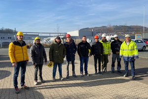  Die Teilnehmer am Modul IV der Qualifizierungsmaßnahme zum Betonfertigteilmonteur während der Werksbesichtigung bei Drössler Betonfertigteile GmbH in Siegen. Rechts im Bild der FDB-Vorsitzende, Dipl.-Ing. Christian Drössler, der sich persönlich sehr für die einzigartigen Weiterbildungsangebote zum Betonfertigteilexperten und Betonfertigteilmonteur von AWZ Bau und FDB engagiert.  