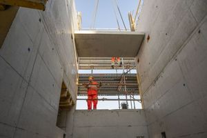  Das Treppenpodest wird ohne auskragende Auflagerkonsolen hergestellt und kann dadurch in das bereits errichtete Treppenhaus eingefahren werden. 