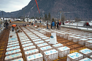  Die bis zu 80 kg schweren Elemente wurden auf der Baustelle mittels Totalstation auf der Schalung positioniert, dazwischen Bewehrungsstahl verlegt und das Ganze mit Beton aufgefüllt 