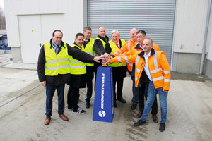  Symbolic commissioning of the new concrete mixing plant – attended also by Brandenburg’s Minister for Economics Prof. Dr.-Ing. Jörg Steinbach (4th from right)  