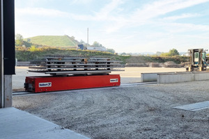  The slab stacks are transported outside by a removal truck 