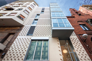  Fertigbetonfassade in industrieller Sgraffitotechnik an einem neu errichteten Wohnkomplex in Barcelona (Stadtviertel Ensanche) – ESCOFET 