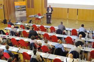  Im Mai trafen sich die Mitglieder der Info-b in Mannheim zu ihrer jährlichen Mitgliederversammlung. Hier Harry Schwab, der Vorsitzende des Vorstands der Info-b, bei seiner Begrüßungsrede. 