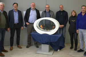  Die aktuellen Jurymitglieder des Fördervereins (v.l.n.r.): Martin Möllmann, Dr. Ulrich Lotz, Richard Scheer, Wolfgang Kinzebach, Christian Egenter, Beate Leinmüller und Günther Wiedenmayer; davor das preisgekrönte (besonders feurige) Meisterstück von Mario Büscher. Nicht auf dem Bild: Stefanie Blank. 