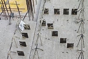  Abb. 12: Auf der Baustelle abgelegte Halbfertigteildecken mit L-Blechen an einer Wandecke 