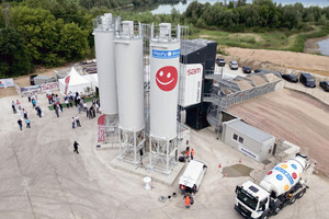  Im Rahmen des „SBM Circular Concrete Day 2023” wurde die neue semi-mobile Mischanlage Dynamix 2500 von SBM Mineral Processing am Standort Magdeburg-Barleben von Happy Beton eingeweiht 