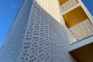  When the motif that decorates the concrete is continued on for other architectural elements, this technique achieves a harmonious appearance 